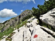 55 Sentierino su placche rocciose per la Corna Grande